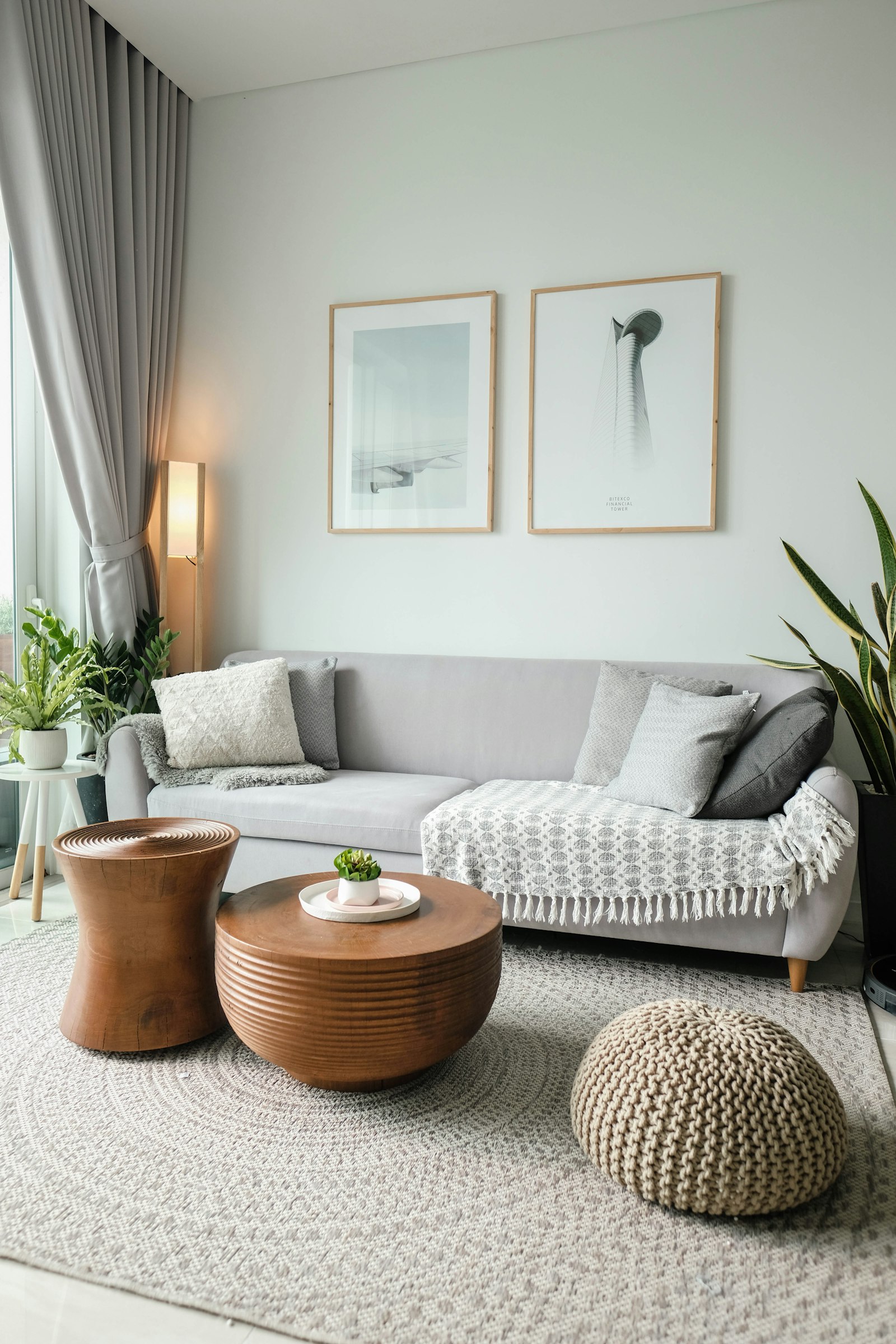 Açık renkli halı ve koltuklu aydınlık salon